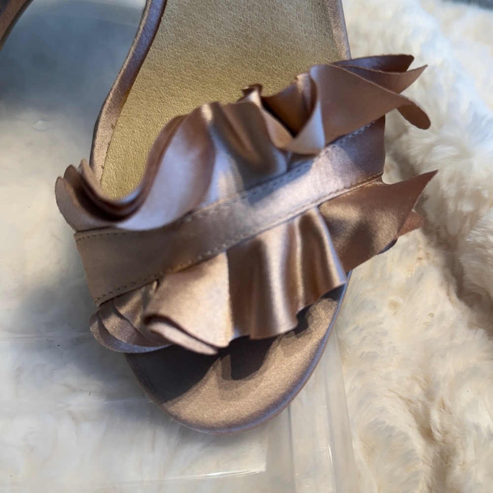 Chinese Laundry Women's Blush Ruffle Heels, size 7.5 - Picture 2 of 16